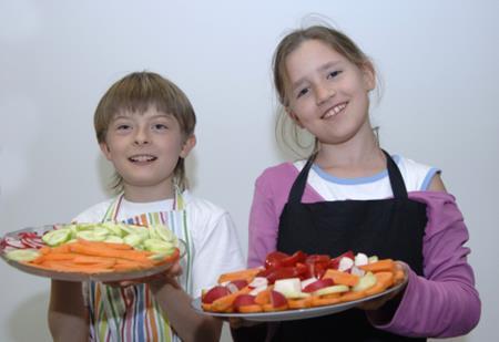 Südhaus Was die Kinder üben: Knabbergemüse mit Kräuterquark zubereiten