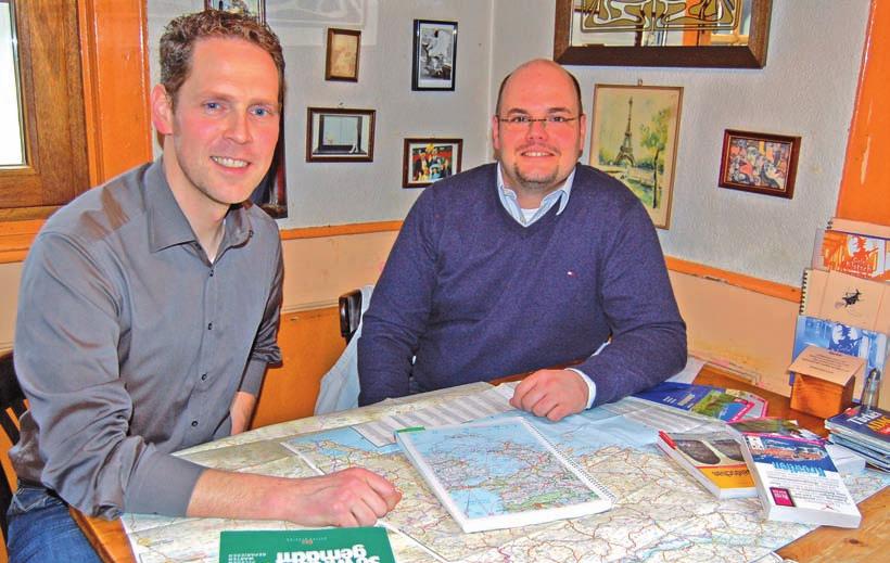 Thomas Heemeyer (links) und U-Turn - Teamchef Ulf Mehler sind für die Strecke von Oberstaufen nach Aserbaidschan mit Landkarten und Reiseführern gut ausgestattet.