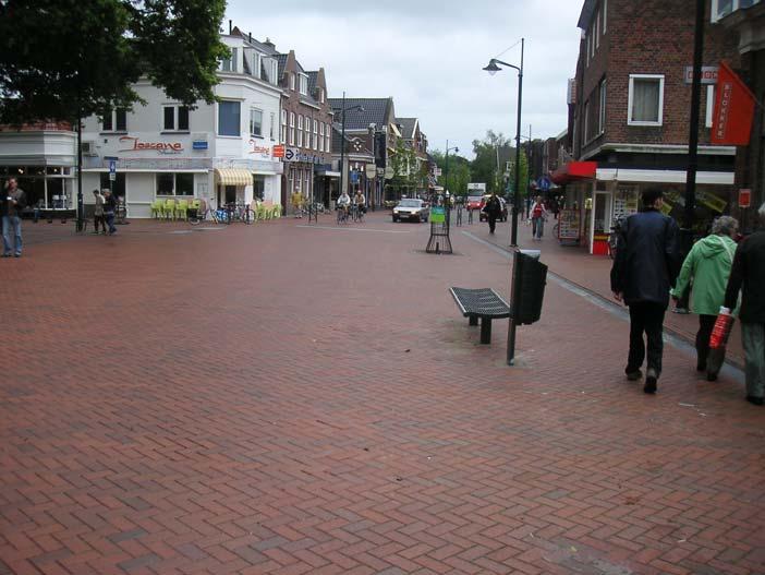 Von Groningen aus erreicht man den Rijksstraatweg über einen Kreisverkehr zwei darauffolgende Einmündungen sind im Mischungsprinzip mit Rechts-vor-links -Regelungen einheitlich gestaltet.