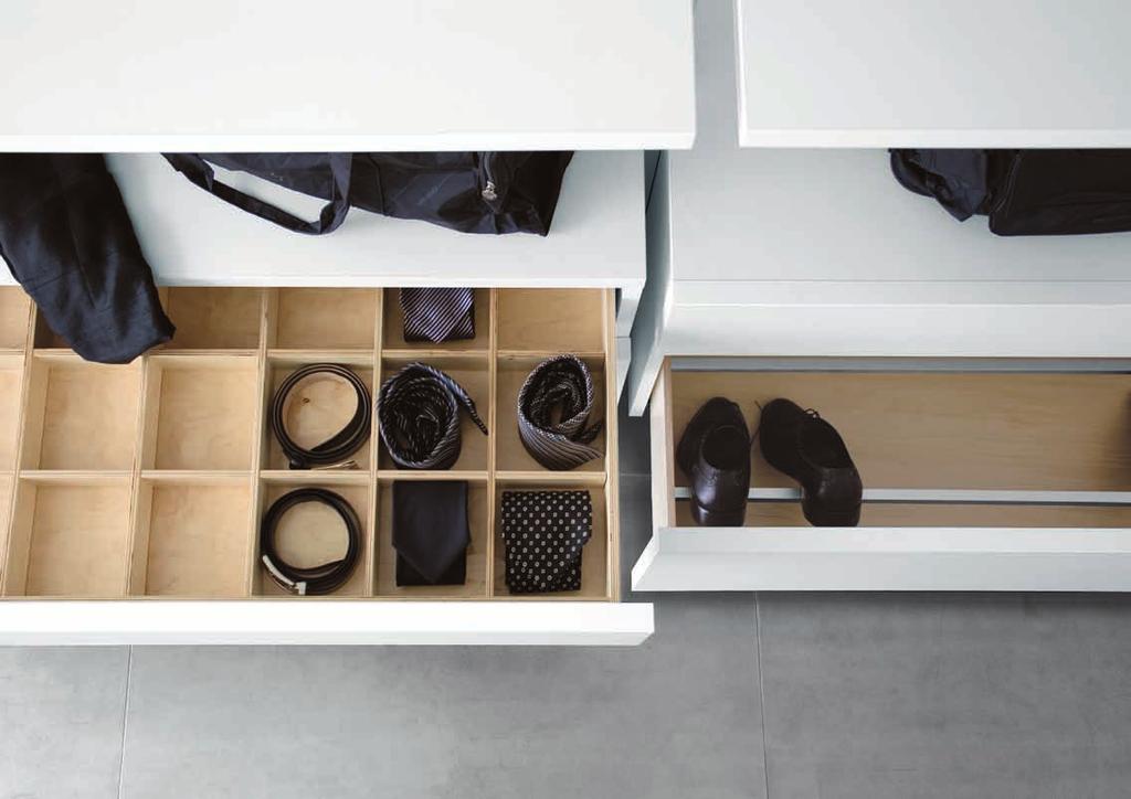 I cestoni e i cassetti delle cassettiere sospese o a pavimento, sono accessoriabili con barre porta scarpe in finitura C04 alluminio silver e con griglie porta accessori in