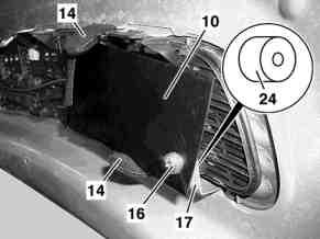 11 Halter (10) zwischen Bügel (14) der Motorhaube einsetzen.