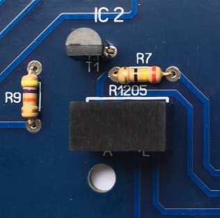 Wochentag mit IV-26 Punktanzeige - Bauteile wie rechts zu sehen einlöten. Die Beschriftung des R1205 Spannungsreglers zeigt nach hinten!
