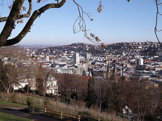 Abb. 10: Blick von der Karlshöhe über das Stadtzentrum von Stuttgart Man darf nun gespannt sein, wie die Situation in Botnang aussieht und wann und wie sich die Stadt dazu äußert, zumal es ja in