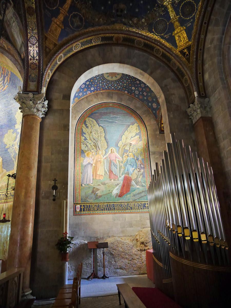 Im rechten Kirchenschiff befindet sich eine Darstellung aus Johannes 18,10: Da hatte Simon