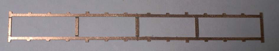Gleis einsetzten Für den Einbau des Gleises liegen dem Bausatz 2 Stück Schwellenband aus doppelseitig beschichtetem Leiterplattenmaterial bei.