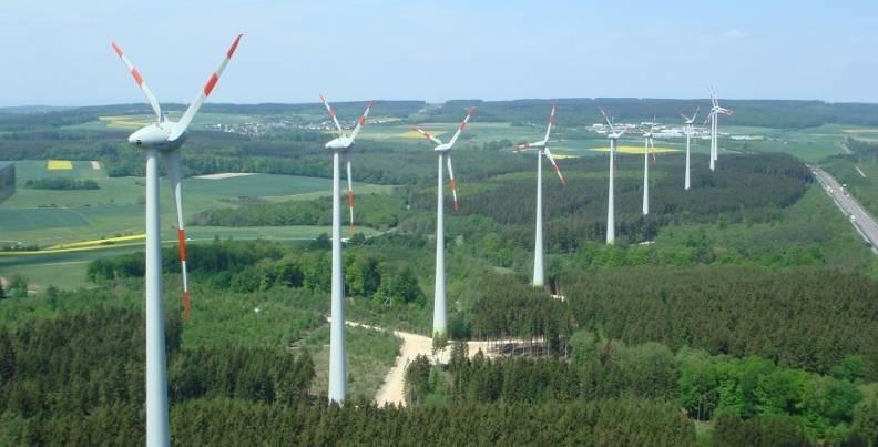 ENTWICKLUNG DER WINDENERGIE IN RHEINLAND-PFALZ Kennzahlen der Windenergienutzung (06/2013): 2 106 MW installed Power (Ziel 2030 = 7.500 MW) 1 306 WTGS (Ziel 2030 = 2.