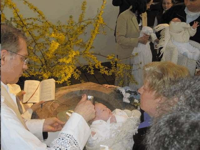 Taufe / Hochzeit / Erstkommunion In unserer Gottesdienstgemeinde in Recklinghausen fanden am Osterdienstag, am Osterfreitag und am Weißen Sonntag diese drei