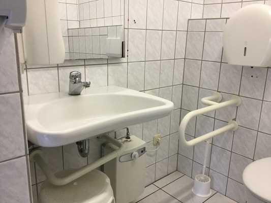cm Toilette für Menschen mit Behinderungen am Pflanzencafé Toilettenhaus