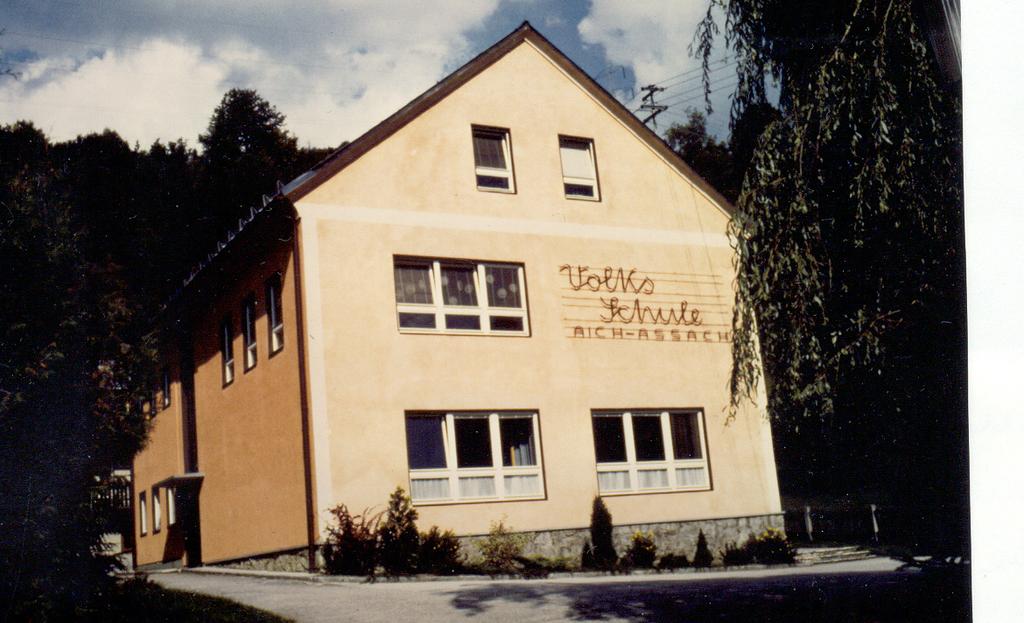 Schuljahr 1982/83: Alle Fenster des Schulhauses wurden vor Schulbeginn abgedichtet, um Heizkosten zu sparen. Nach Schulschluss wurde die Fassade des Schulhauses mit einem roten Anstrich versehen.