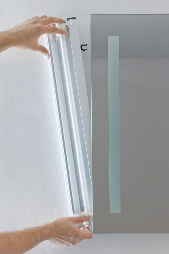 Case kundenspezifische Spiegel Die 6 mm dicken, eleganten Spiegel der Serie case sind in zehn verschiedenen Grössen und jeweils zwei verschiedenen Leuchtenausführungen- horizontal und/oder vertikal