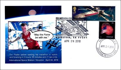 Parallel im Weltraum absolvierte Astronaut Tim Peake (England) ebenfalls auf einem Laufband einen Marathonlauf.