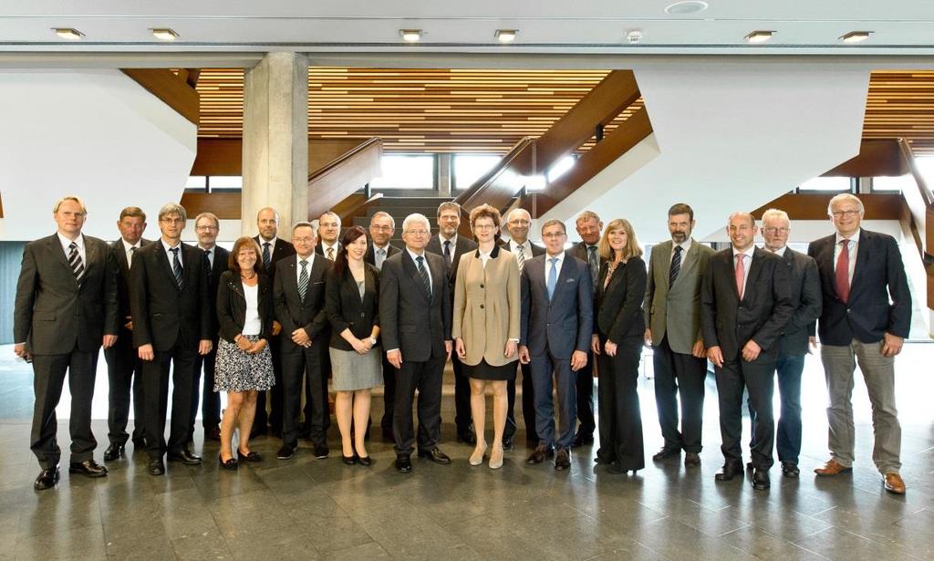 Gemeinsam für Transparenz und Erfolg: Der Aufsichtsrat Aufsichtsrat Mitglieder 21 - davon Aktionärsvertreter 14 - davon