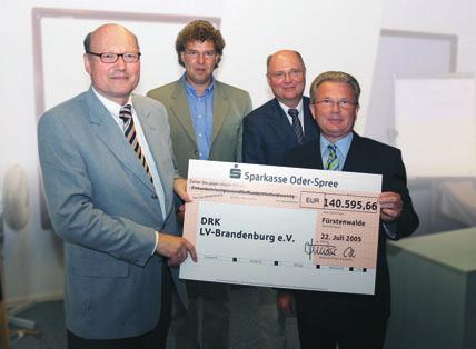 Symbolische Scheckübergabe für die Opfer der Tsunami-Katastrophe (v.r.): Paul Hünemörder, Dr. Thomas Menn, Klaus Bachmayer, Dr.