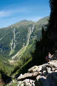 Mäßig ansteigend führt der Wanderweg ins Schödertal. Der Wanderweg führt entlang des rauschenden Baches, der an manchen Stellen den Weg überspült.