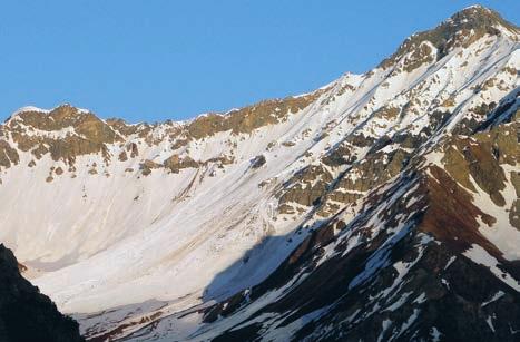 März zerstörte eine Gleitschneelawine einen Skilift am Cimetta, TI (Abbildung 21). Abbildung 21: Eine Gleitschneelawine aus dem kammnahen Südwesthang der Cima della Trosa (1869 m), TI, zerstörte am 7.