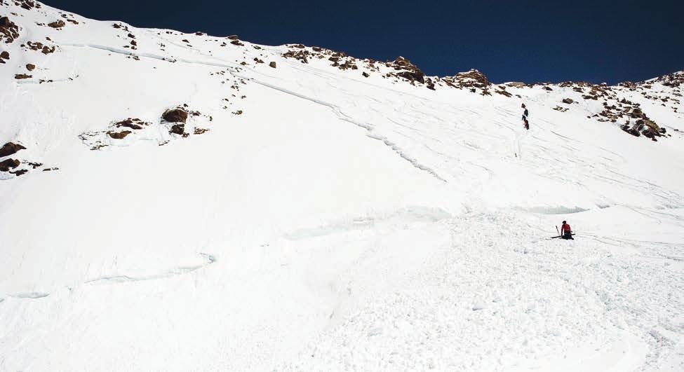 Piz Palü (GR/Italien), 4. Mai 2014 Mehrere Lawinenauslösungen im Berninagebiet Eine Schneebrettlawine riss in der Gipfelflanke des Piz Palü einen Tourenfahrer mit sich.