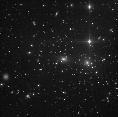 Die Entdeckung des Coma Berenices-Galaxienhaufens Wolfgang Steinicke Der reiche Galaxienhaufen im Sternbild "Haar der Berenice" (Coma Berenices) steht meist etwas im Schatten den berühmten