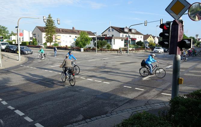 Diese neue Signalisierung ist eine in Deutschland selten angewandte Option an einem Knoten mit hoher Verkehrsbelastung.