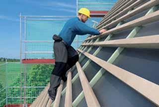 Dacharbeiten Dachlatten als Arbeitsplatz C Bei falscher Dimensionierung und/oder unzureichender Qualität von Dachlatten können diese beim Begehen brechen und es kann zum Absturzunfall kommen.