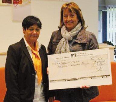 September überreichte Andrea Klotz von der Volksbank Stein-Eisingen eg eine Spende über 300 an die Präsidentin vom Narrenbund Kakadu Bilfingen, Regina Fuchs.