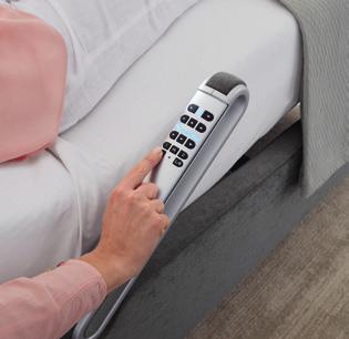 Zugleich ermöglicht die Höhenverstellbarkeit des Bettes ein rückenschonendes Arbeiten für Pflegekräfte.