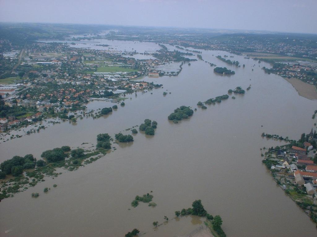 Bewertung der Gewässerbelastung im Elbeeinzugsgebiet August Hochwasser 2002