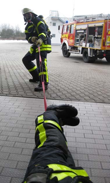 Meist werden bei den Feuerwehren spezielle Geräte zur Rettung von verunfallten Feuerwehrmännern vorgehalten.