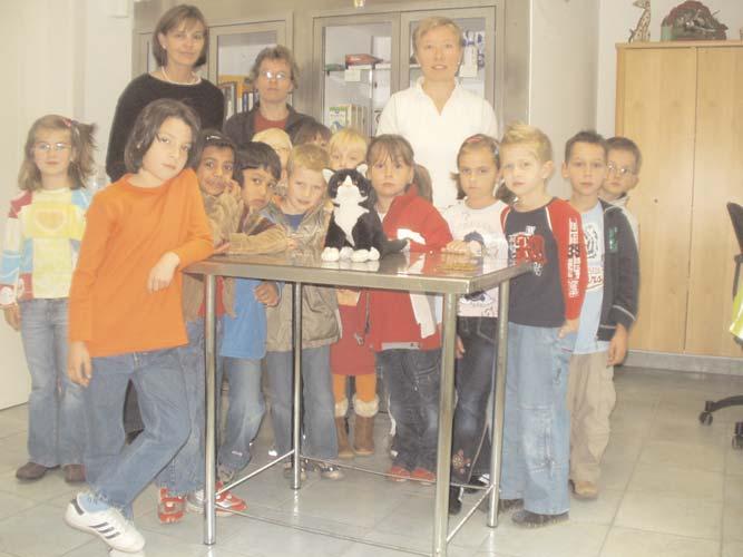 Tierärztin Gerlinde Langmayr gab den Kindern einen Einblick in die Veterinärmedizin, Katzen- Model Minki ließ geduldig an sich den richtigen Umgang mit Stubentigern demonstrieren und machte