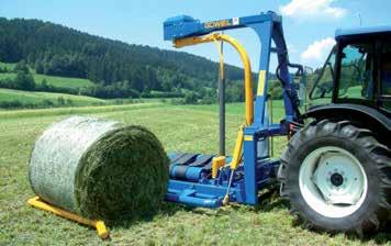 GÖWEIL / Serie G30 / Seite 10-11 Mit dem Ladearm wird der Ballen schonend auf den Wickeltisch geladen.