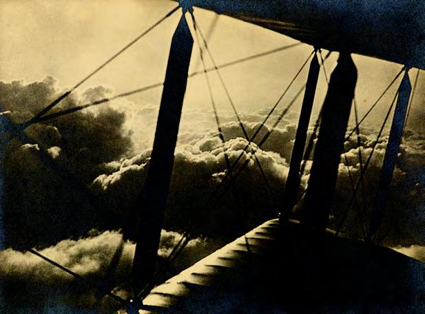 3 Anonym: Blick aus einem Doppeldecker über den Wolken, um 1920, braun getönter Silbergelatineabzug, 18x 24 cm (Privatbesitz) Nun ist die Besonderheit solcher Wolkenbilder nichts vollkommen Neues,