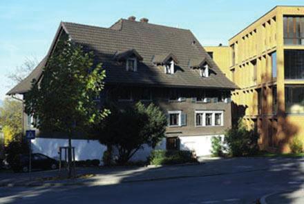 Weiter haben sich in den beiden Seitentälern der Dornbirner Ach und des Gechelbachs die Industrieunternehmen F. M. Hämmerle und F. M. Rhomberg niedergelassen. Soweit Wikipedia.