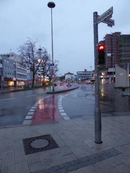 Vor Möbel-Fromm ist ein Fußgängerzeichen, auf der Gegenseite gegenüber der Sparkasse ist der Bereich als Fußgängerzone ausgewiesen.