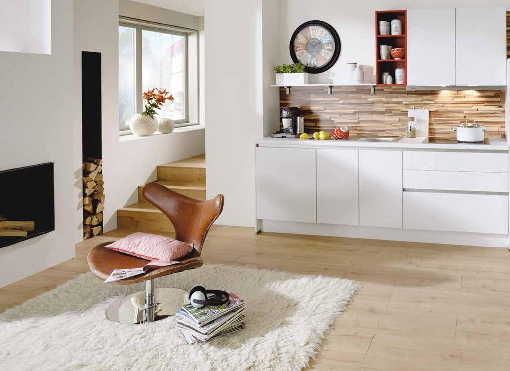 Designküche Topmodernes Design durch grifflose Küchenfront in Premiumweiß mit farblich abgesetztem
