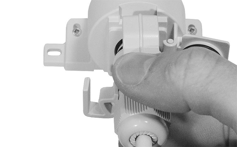 When connecting an IP67 plug press slightly the side latches, put the plug on the wall outlet and click it into place.