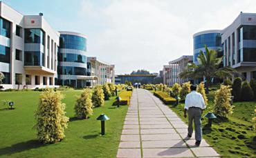 REPORTAGE Wachstumsmarkt Biotech. Modernes Indien Electronics City Campus in Bangalore. BIP Wachstumsrate in % 10 8 6 4 2 Indien bisher gerade auf sechs Kilo pro Einwohner im Jahr.