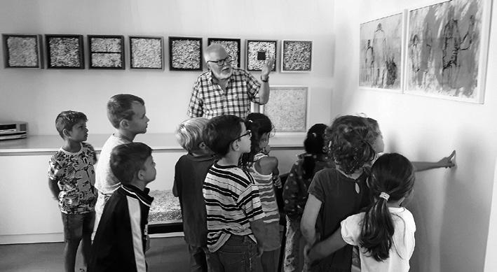 Die Kinder hatten sich bereits im Vorfeld künstlerisch mit dem Thema auseinandergesetzt, was im Rahmen einer kleinen Galerie präsentiert wurde und bei den Besuchern auf großes Interesse stieß.