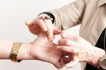2. Der Myostatiktest Muskeltest an den Fingern der Hand (O-Ring-Test) Reagiert auf Stress /kein Stress Praxisnahe