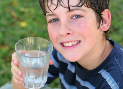 Unter dem Motto Wasser ist Zukunft haben wir uns das Ziel gesetzt, die Ressource Wasser als Trinkund Brauchwasser für den Menschen heute nutzbar zu machen und für die Zukunft zu erhalten.