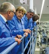Internationales Inte- resse und Renommee Bundeskanzlerin Angela Merkel (zweite von links) und Siemens CEO Joe Kaeser (dritter von links) besuchen die Digitale Fabrik von Siemens in Amberg.
