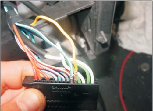 4 Elektrik Kabelstrang der TP44 einbauen - bei nicht vorgerüsteten Fahrzeugen (siehe Bilder 18 bis 24 sowie Skizzen 1 und 2) Wenn der Kabelstrang mit dem Stecker nicht im Fahrzeug