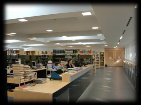 Der nächste Weg führte uns durch den Regen zur Schulbibliothek des Pädagogischen Gymnasiums Brixen, welches sich seit zwei Jahren in einem neuen Gebäude befindet.