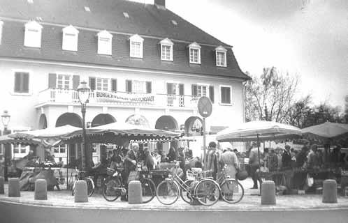 Der Marktmetzger wird zudem auch am Mittwoch auf dem Freyaplatz zugegen sein. Am 4. April 1986 fand der erste Wochenmarkt auf dem Freyaplatz statt. Es war ein trüber Tag bei 3 Grad Außentemperatur.