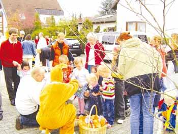 Den Osterbaum am Hainbuchenweg/Ecke Märker Querschlag schmücken die Kinder der Siedlergemeinschaft Neueichwald I mit mitgebrachten Eiern. Als Dank erhalten sie ein Osternest.