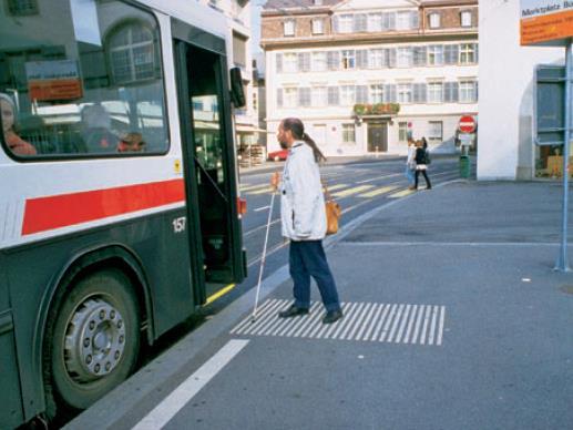 Bereich Busvordertüre Taktil-visuelle Markierung Der Bereich der Einstiegsstelle bei der Vordertüre des Busses wird gemäss SN 640 852 durch ein Aufmerksamkeitsfeld (taktil-visuelle Markierung) für