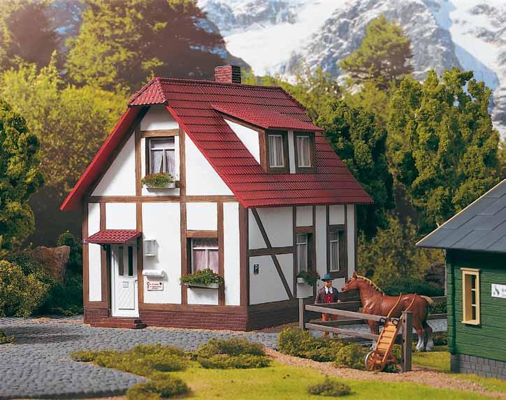 In dem kleinen Fachwerkhaus mit Krüppelwalmdach wohnt die Familie Dr. König.
