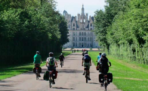 RADWANDERN Am Schloss von Chambord (Foto W. Reinstädtler) Bericht der Radwandergruppe (2017) In der Saison 2017 führte die Radwandergruppe zwei große Reisen in Frankreich durch.