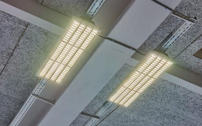 100 m² Halle wurden die veralteten 4x58 W-Leuchten mit konventionellen Leuchtmitteln durch energieeffiziente LED- Hallenleuchten sportler ersetzt. Das neue Beleuchtungskonzept spart 6.
