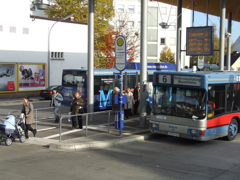 Haltestellen - Busbahnhöfe Rüsselsheim 29 Haltestellen - Busbahnhöfe Grundtyp 3.3 Zentraler Busbahnhof mit Bussteigen Halteposition Bus 1. Einstiegstür AMF - Rillen 120 x 90 in Höhe der 1.