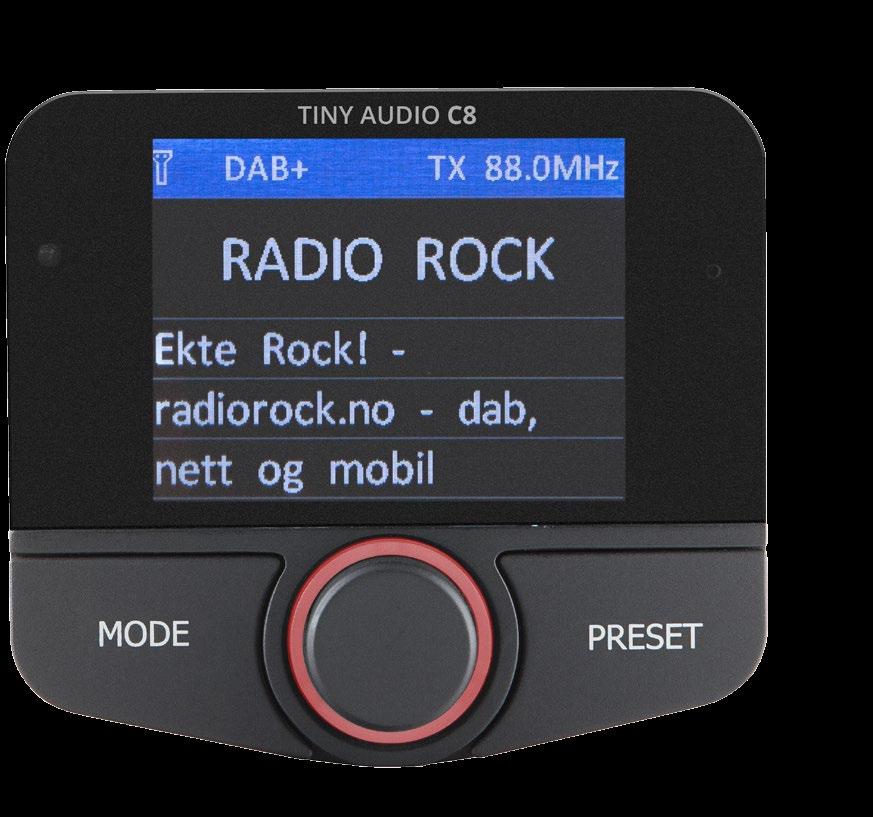 PLUG & PLAY! EXTRA LARGE SCREEN Tiny Audio C8 bezieht die Spannung über den 12V-Anschluss im Fahrzeug und überträgt das DAB+ Signal als Radiosignal via FM.
