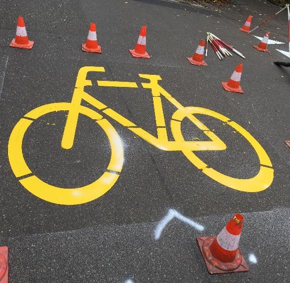 den Knoten gibt es ebenfalls Bodenmarkierungen Die Signalisation